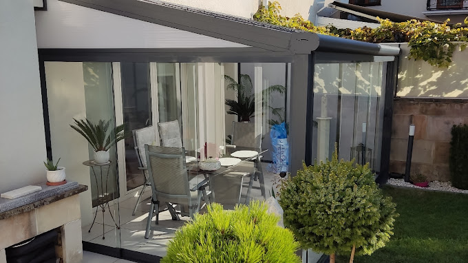 zonnescherm voor een terras in de achtertuin