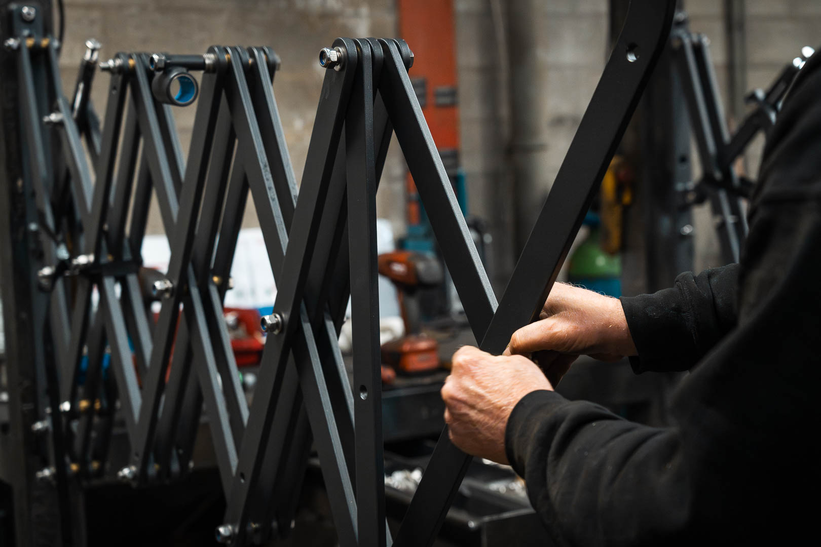 in elkaar zetten van een schaararm zonnescherm